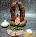 Nach traditionellem Familienrezept hergestellt, mit pikanter Würzung und leichter Rauchnote.