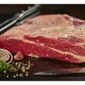 Beef Brisket ist die Brust eines Rindes, perfekt geeignet für Koch und Suppenfleisch. Für die Feinschmecker unter euch, kann man das Brisket auch smoken und grillen.