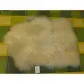 cremefarben, tatsächlich ist der Farbton ein helles Katmoget