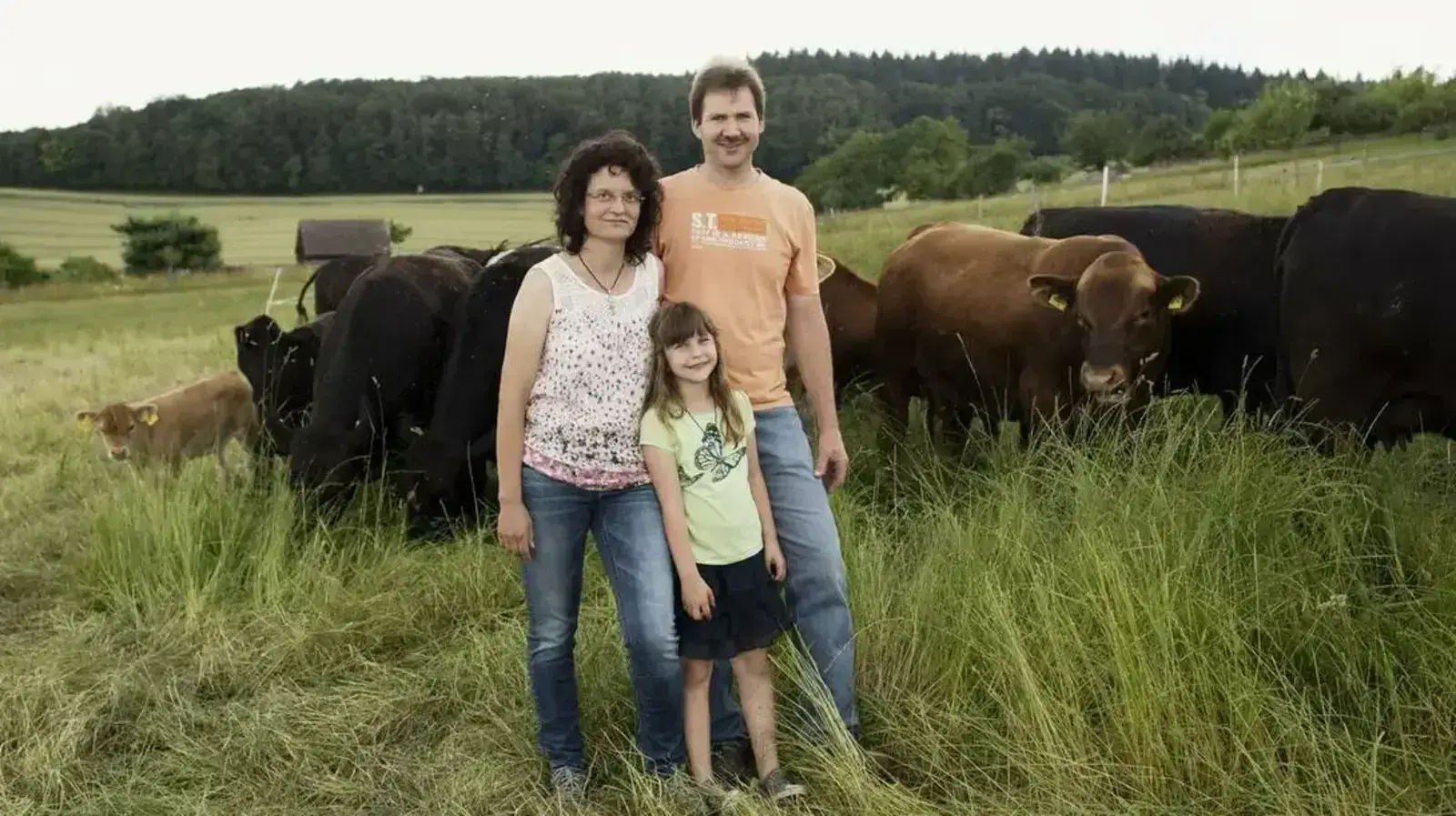 Familie Kohlhepp auf der Wiese in Wüstenzell bei den Rindern
