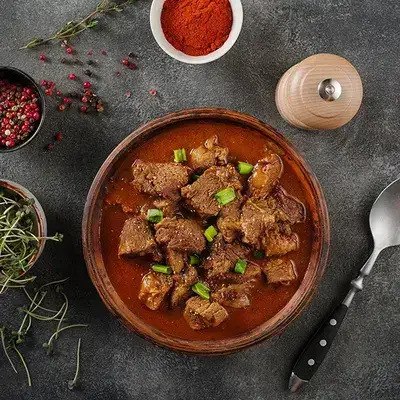 Gulasch vom Rind zubereitet